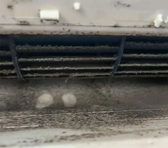 旅顺口空调吹的风有股烧焦味是怎么回事